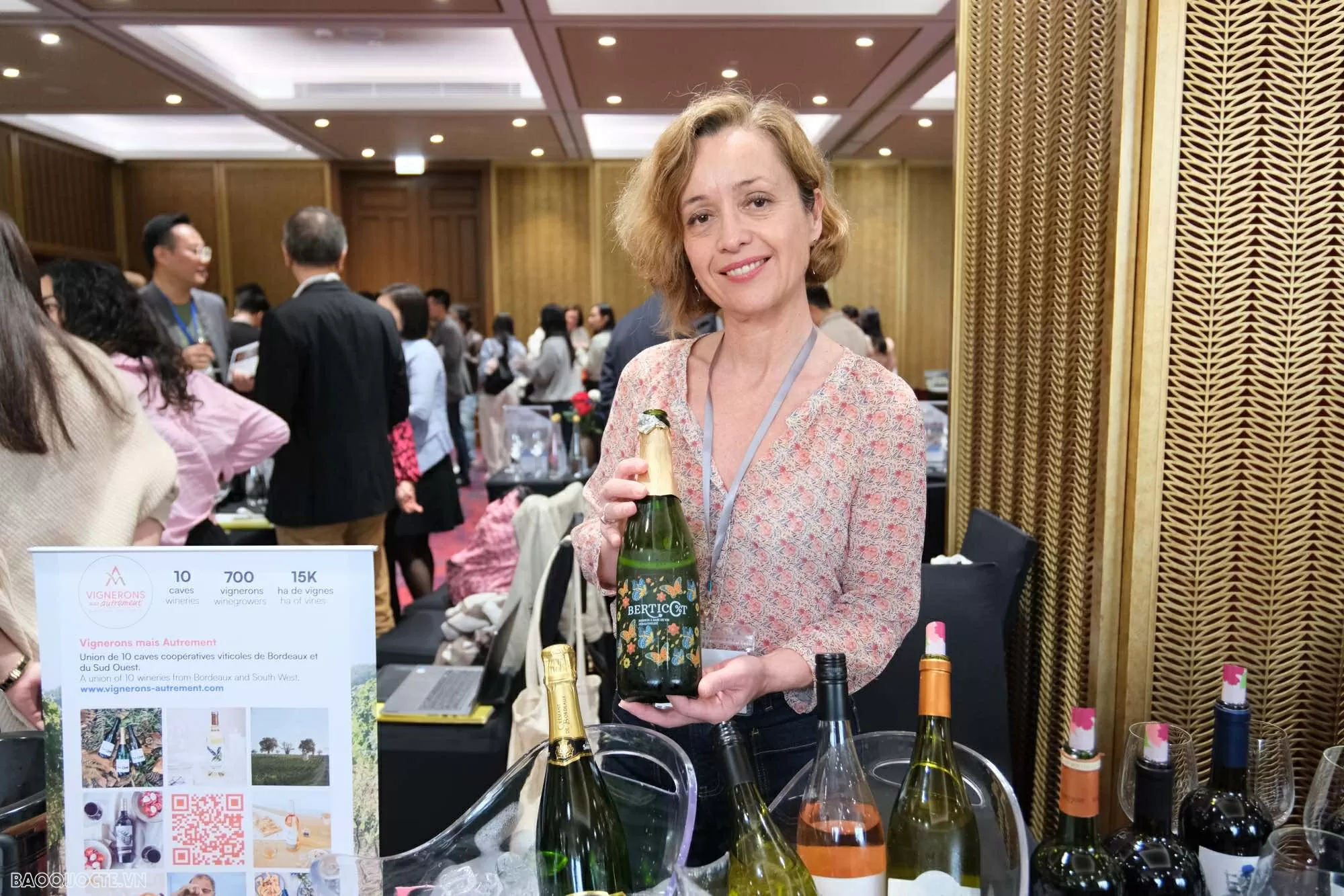 Bà Marina Duhau, Giám đốc xuất khẩu Công ty rượu vang Vignerons, chia sẻ về quy trình đặc biệt để làm ra rượu vang không cồn. (Ảnh: Ngọc Anh)