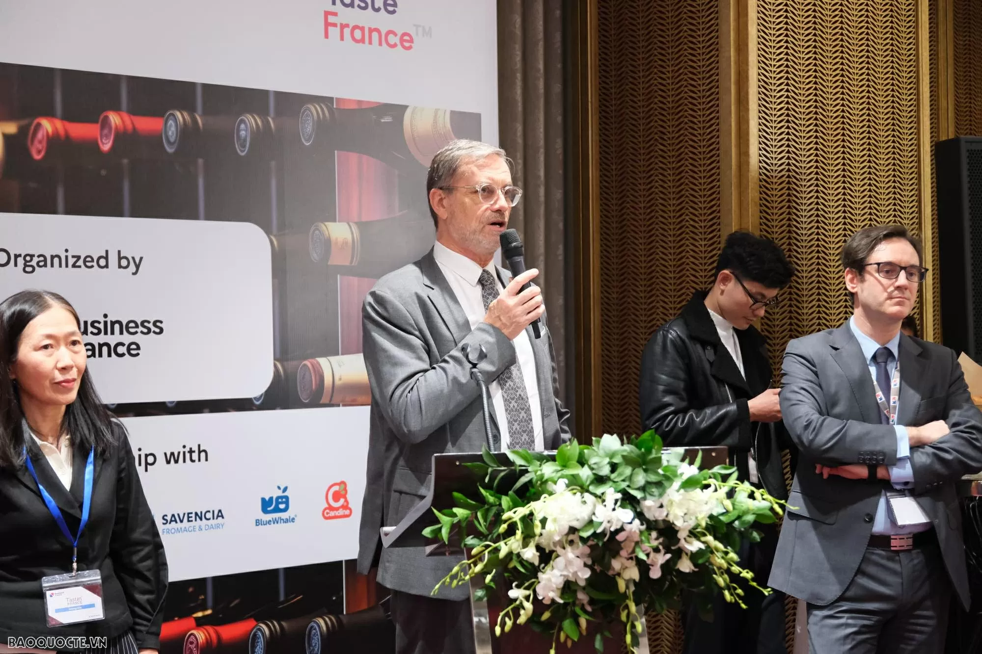 Đại sứ Pháp tại Việt Nam Olivier Brochet cho rằng khi nhập khẩu một chai rượu vang Pháp, chính là nhập khẩu cả một vùng đất, một câu chuyện lịch sử phía sau. (Ảnh: Ngọc Anh) Đại sứ Pháp tại Việt Nam Olivier Brochet cho rằng khi nhập khẩu một chai rượu vang Pháp, chính là nhập khẩu cả một vùng đất, một câu chuyện lịch sử phía sau. (Ảnh: Ngọc Anh)