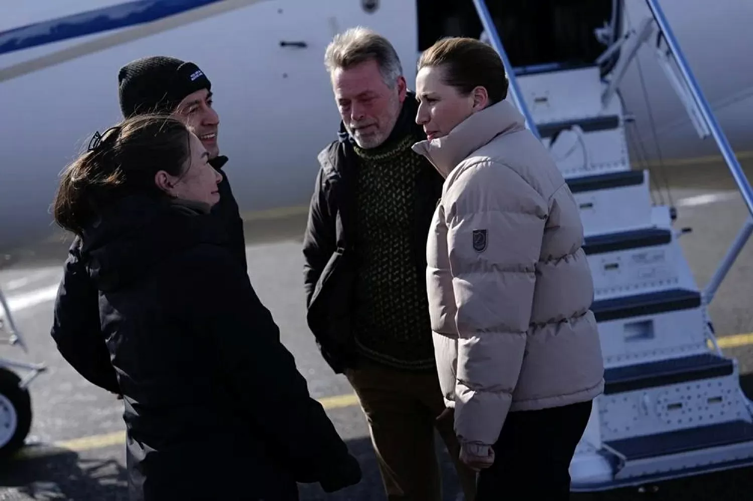 Thủ tướng Đan Mạch Mette Frederiksen, bên phải, và chồng bà Bo Tengberg được Quyền Thủ tướng Greenland, Múte B. Egede chào đón sau khi đến sân bay Nuuk, Greenland, thứ tư, ngày 2 tháng 4 năm 2025. (Ritzau Scanpix qua AP)