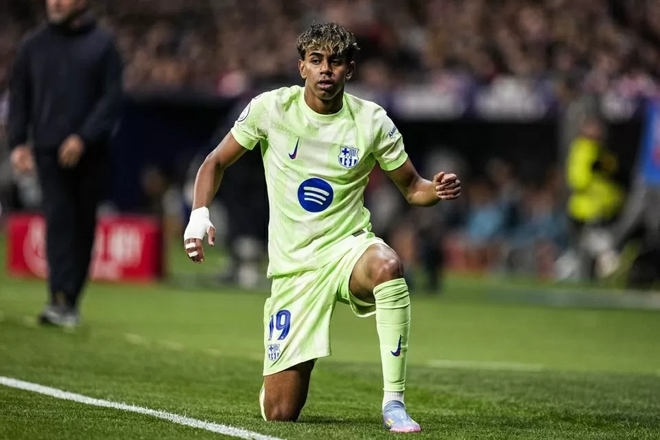 Tập tễnh rời sân, Lamine Yamal khiến người hâm mộ Barcelona lo lắng