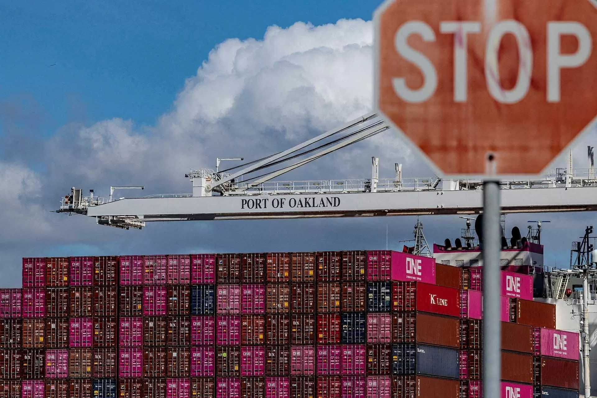 Container tại cảng Oakland, California (Mỹ), ngày 6/3. (Nguồn: Reuters)