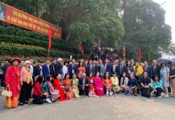 Gần 50 đại biểu kiều bào dâng hương nhân dịp Giỗ Tổ Hùng Vương, hướng về nguồn cội