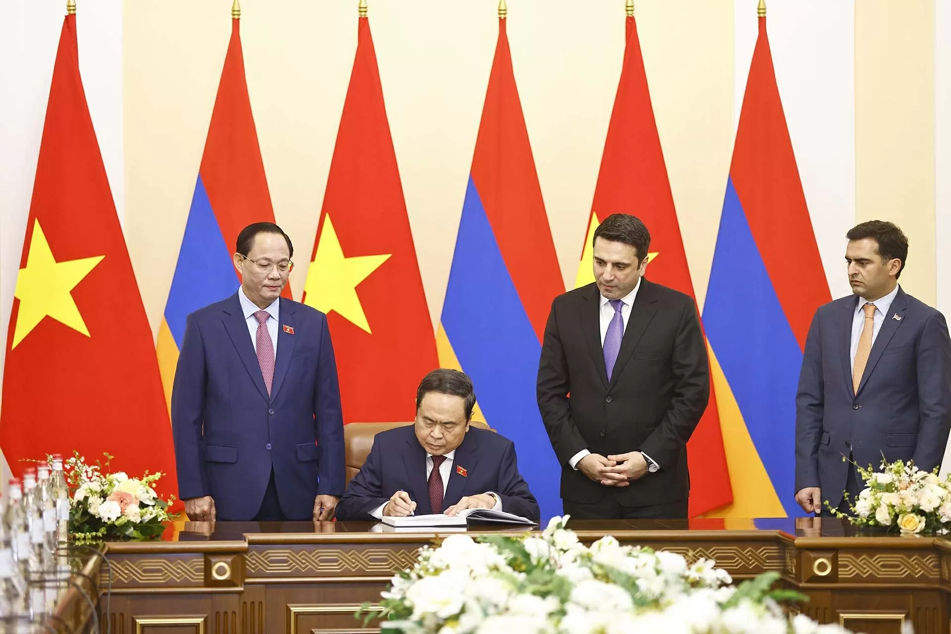 Chủ tịch Quốc hội Trần Thanh Mẫn hội đàm với Chủ tịch Quốc hội Armenia