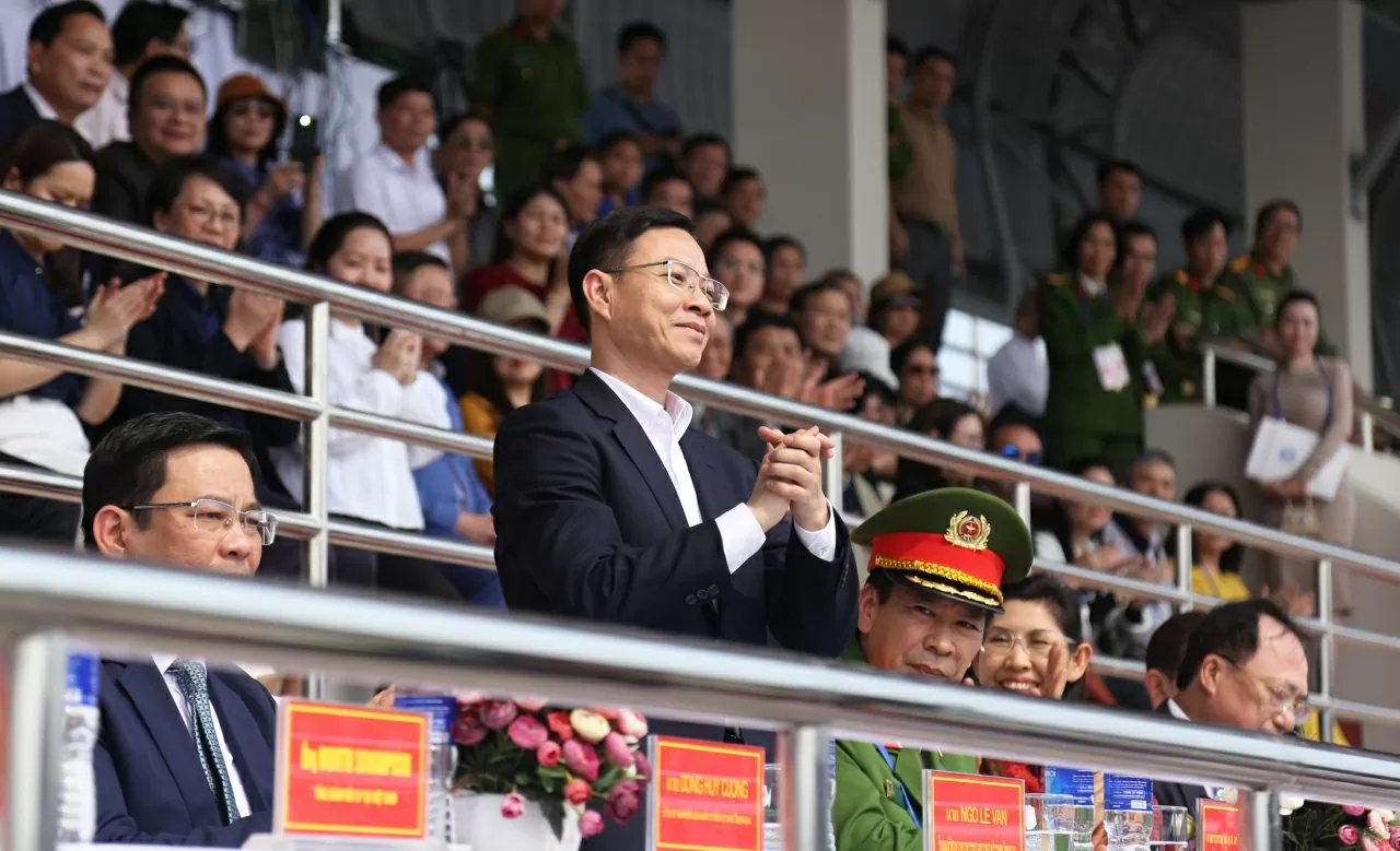 Thứ trưởng Ngoại giao Ngô Lê Văn dự khán trận giao hữu. (Ảnh:Thành Long)