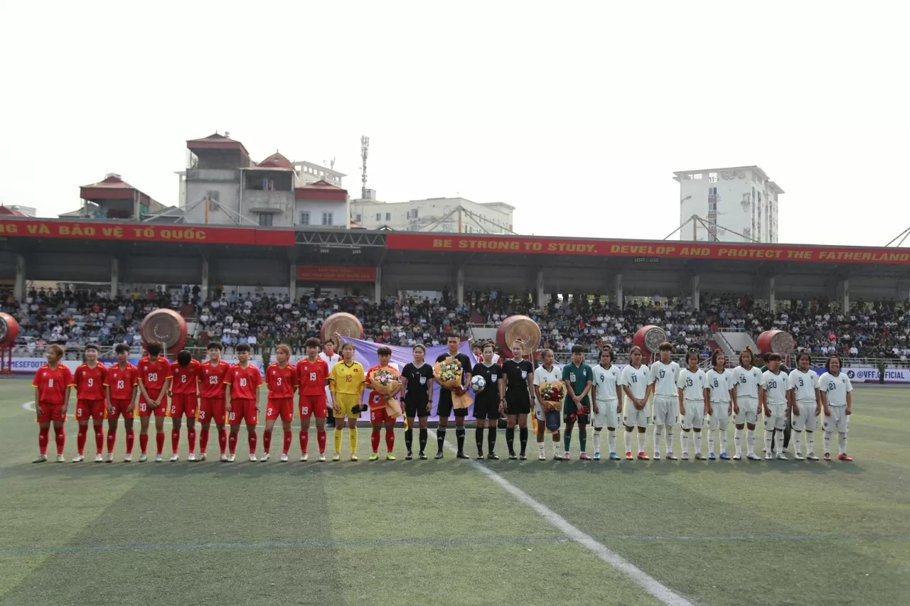 Đội tuyển nữ U17 quốc gia Việt Nam và Đội tuyển nữ U17 quốc gia Thái Lan làm thủ tục trước trận đấu. (Ảnh:Thành Long)