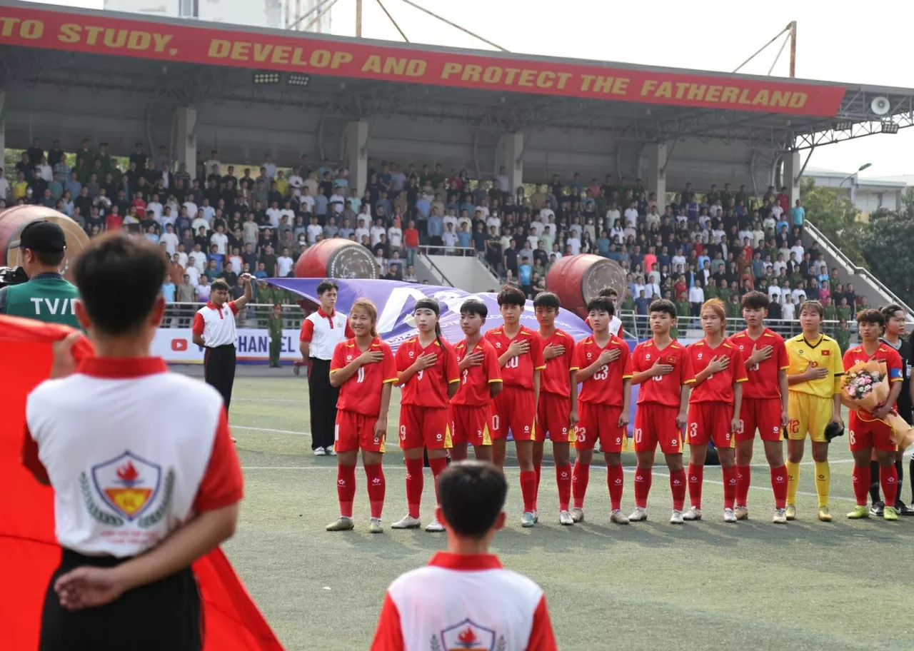 Tuyển nữ U17 Việt Nam hát Quốc ca. (Ảnh:Thành Long)