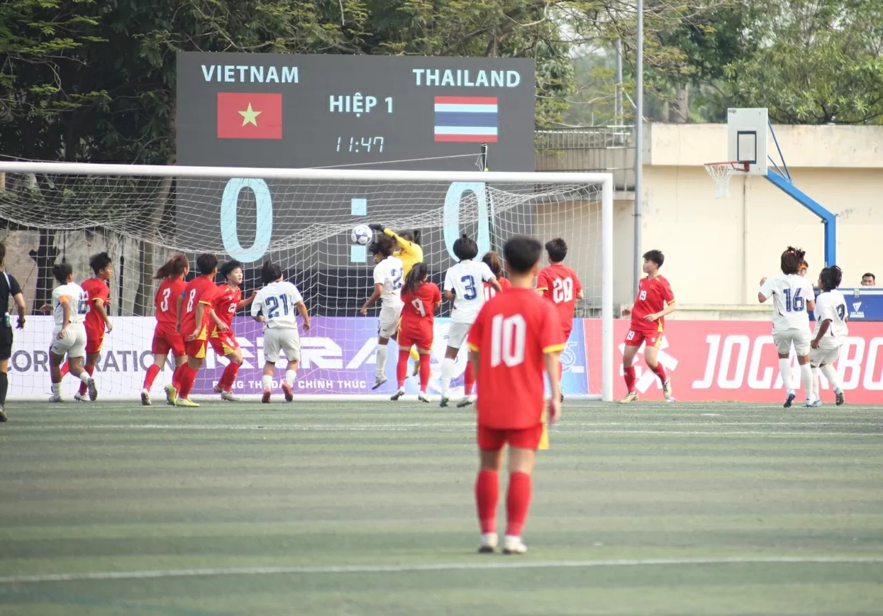 Tuyển nữ U17 Thái Lan khởi đầu thuận lợi, liên tục tạo ra các cơ hội nguy hiểm về phía khung thành của Tuyển nữ U17 Việt Nam. (Ành:Thành Long)