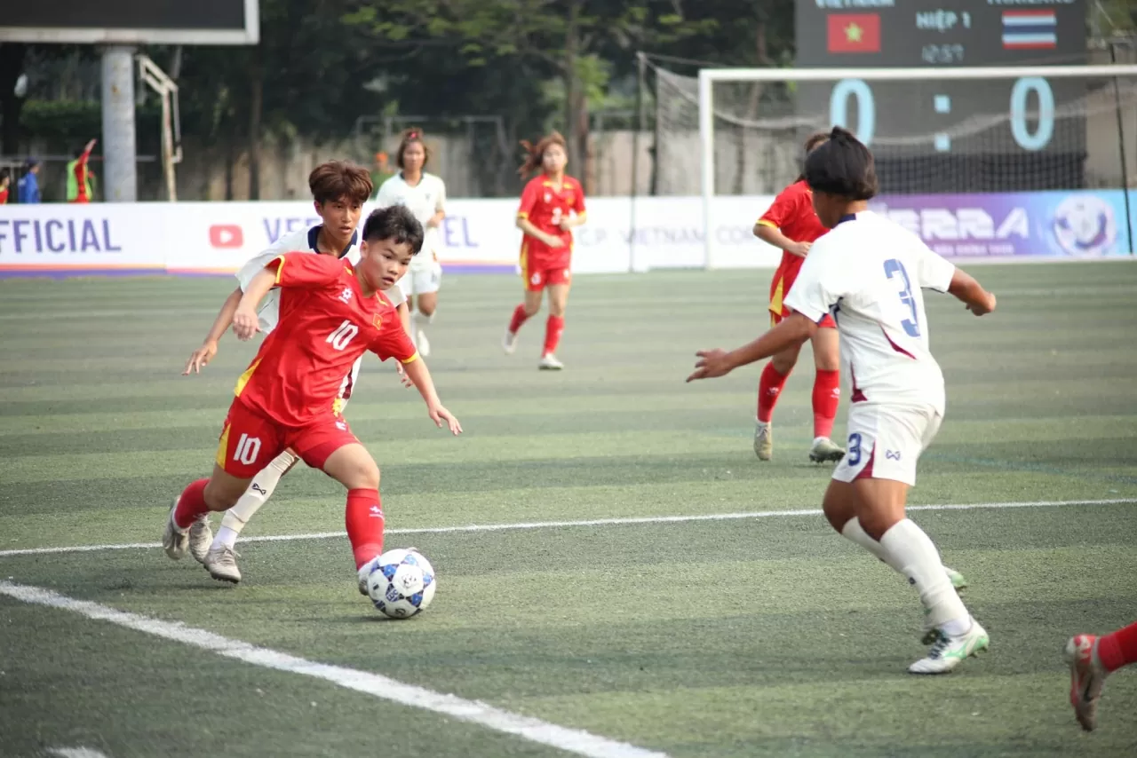 Với lợi thế về mặt thể hình, U17 Thái Lan bẻ gẫy những đợt lên bóng của U17 Việt Nam. (Ảnh:Thành Long)