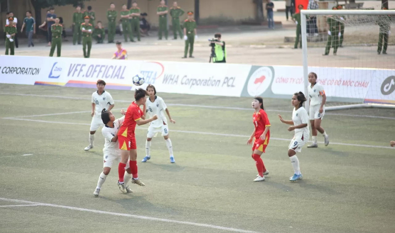 Từ một pha bóng cố định Linh Chi tung cú sút rất hiểm hóc đưa bóng đi thẳng vào khung thành đối phương mở tỉ số trận đấu cho U17 Việt Nam. (Ảnh:Thành Long)