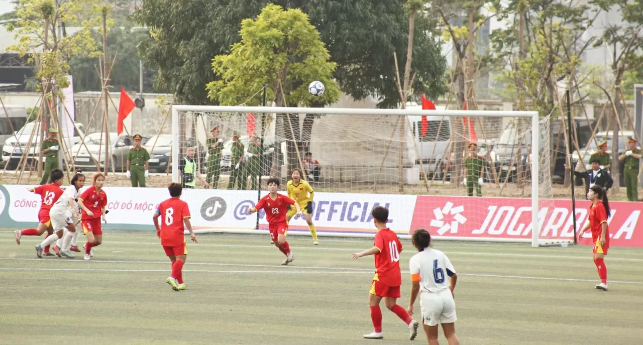 Bước sang hiệp 2, Tuyển nữ U17 Thái Lan dồn đội hình tấn công và đã có được bàn thắng gỡ hòa do công của Thidawan Wangchin. (Ảnh:Thành Long)