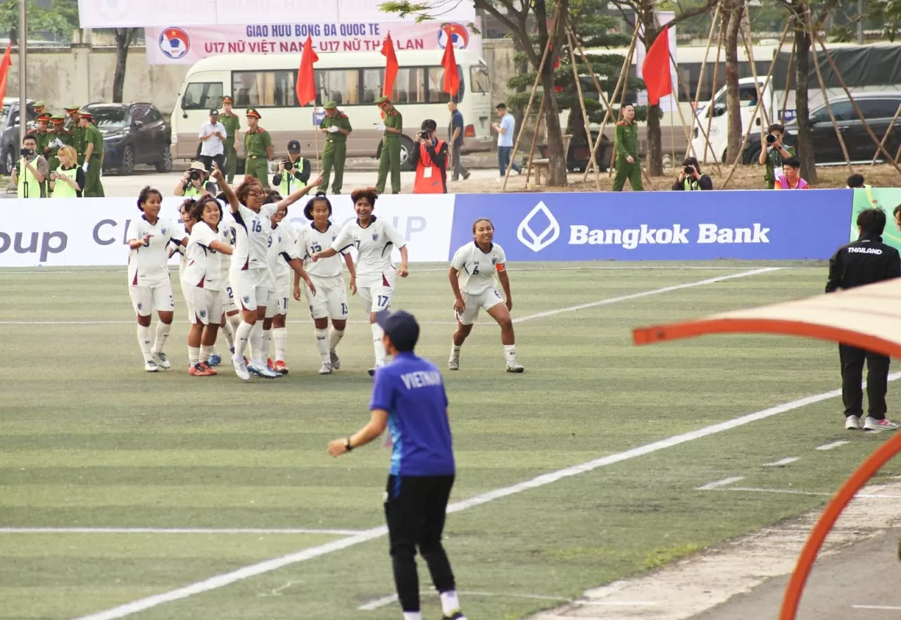 Bước sang hiệp 2, Tuyển nữ U17 Thái Lan dồn đội hình tấn công và đã có được bàn thắng gỡ hòa do công của Thidawan Wangchin. (Ảnh:Thành Long)