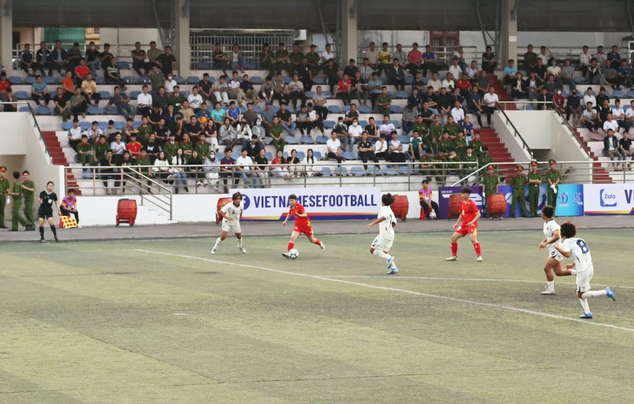 Nhưng chỉ 1 phút sau Yến Linh đã có một pha đi bóng vượt qua 2 hậu vệ Thái Lan, cứa lòng vào góc xa đưa Việt Nam vươn lên dẫn trước 2-1. (Ảnh:Thành Long)