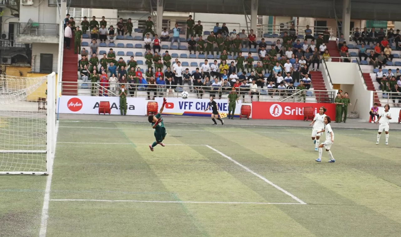 Quỹ đạo bóng quá khó làm cho thủ môn Thái Lan không thể cản phá. (Ảnh:Thành Long)