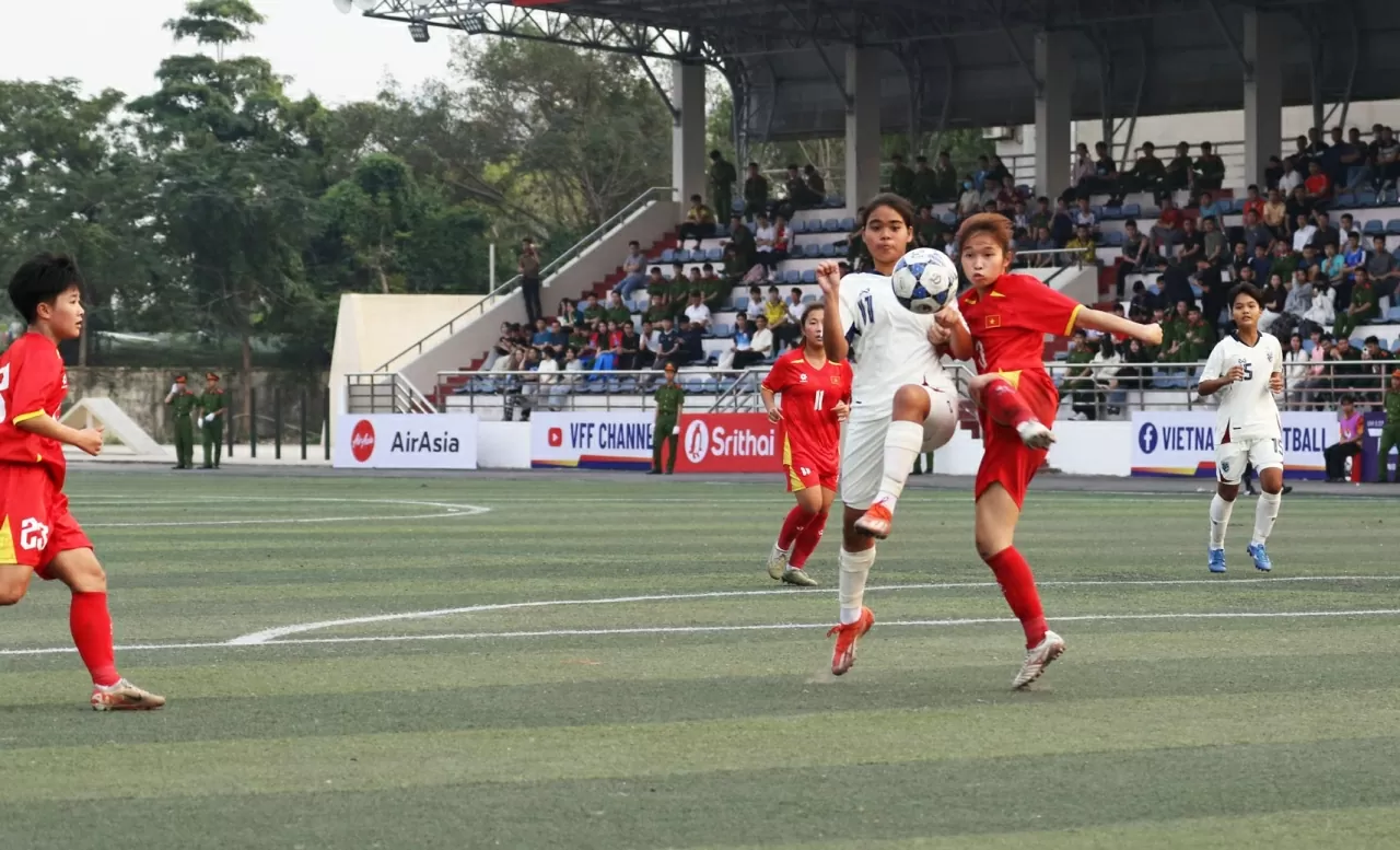 Hàng thủ U17 Việt Nam thi đấu quyết liệt nhằm bảo vệ thành quả. (Ảnh:Thành Long)