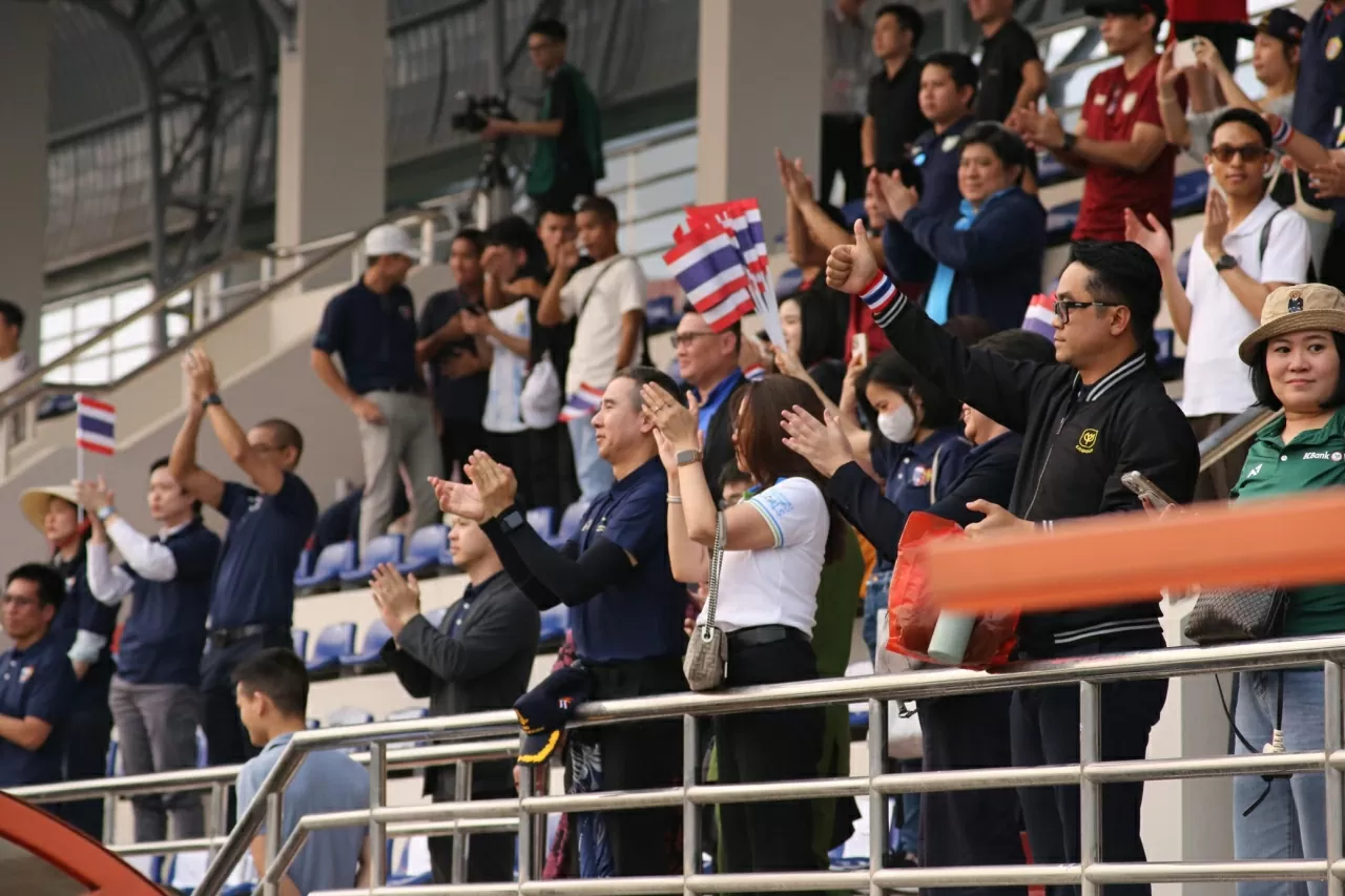 Các CĐV Thái Lan cỗ vũ nhiệt tình đội Tuyển nữ U17 Thái Lan. (Ảnh:Thành Long)