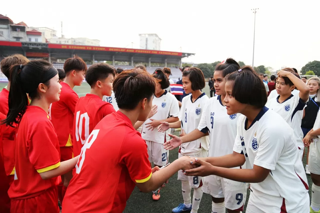 Kết thúc trận đấu, các Tuyển thủ bắt tay thể hiện tình hữu nghị. (Ảnh:Thành Long)