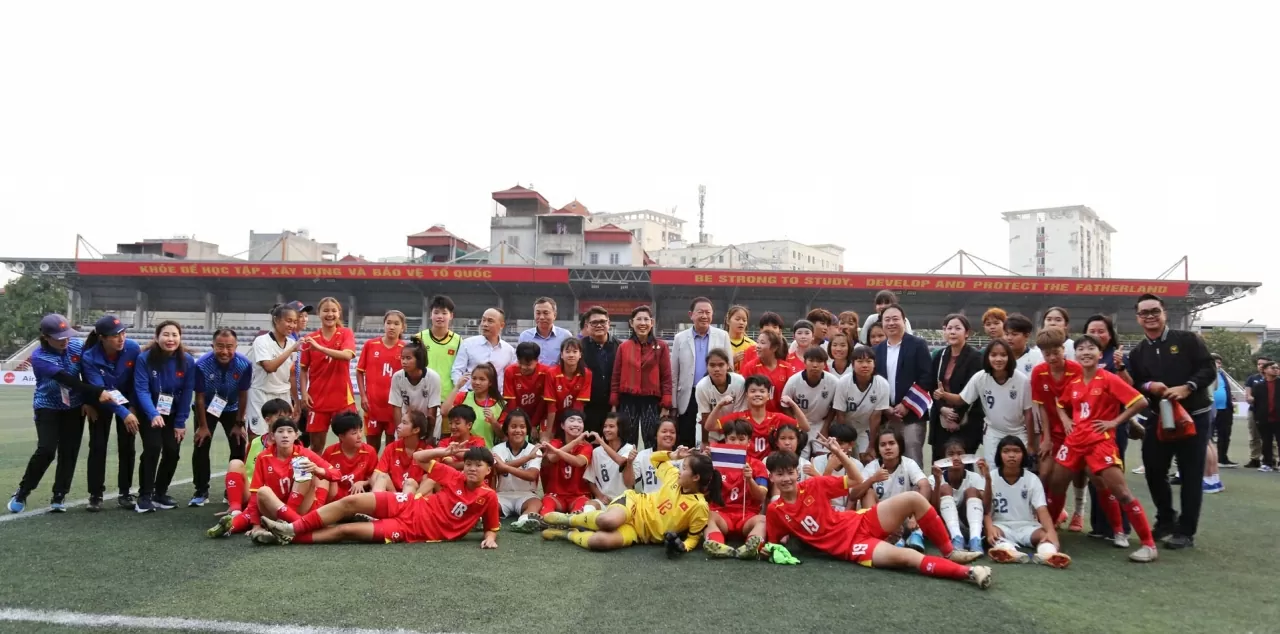 Các Tuyển thủ và BHL chụp bức ảnh lưu niệm. (Ảnh:Thành Long)