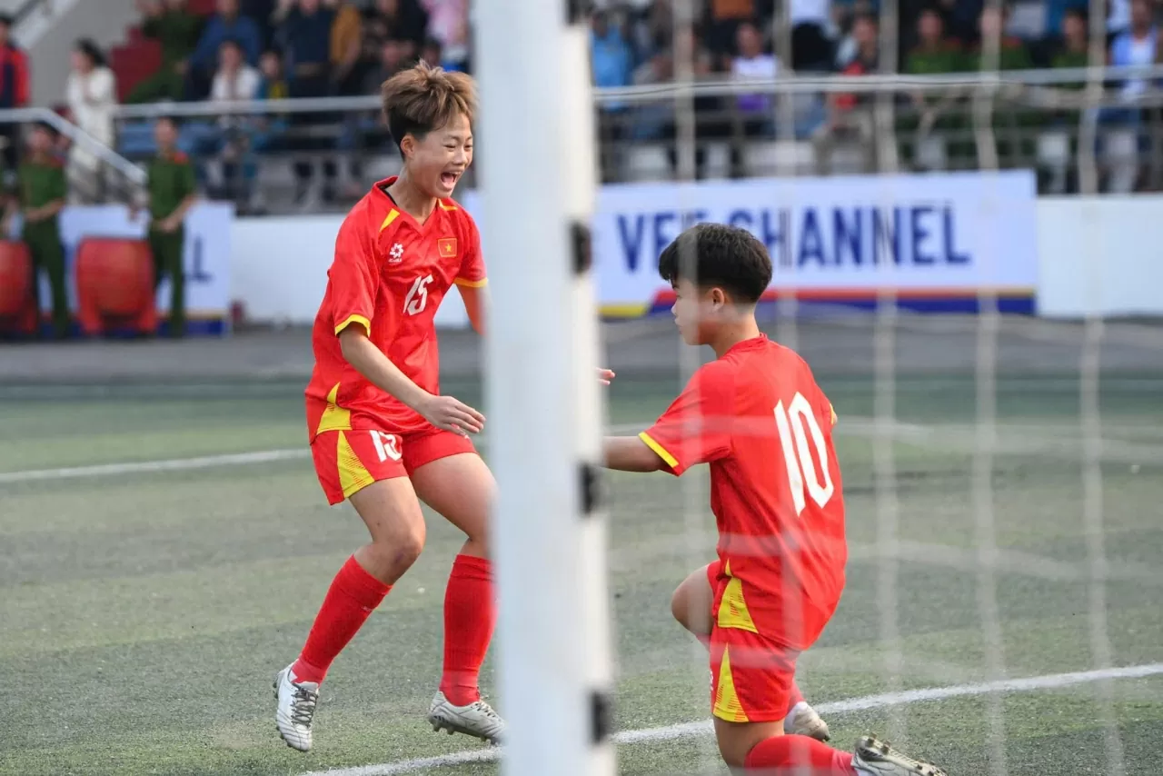 Từ một pha bóng cố định Linh Chi tung cú sút rất hiểm hóc đưa bóng đi thẳng vào khung thành đối phương mở tỉ số trận đấu cho U17 Việt Nam. (Ảnh:Thành Long)