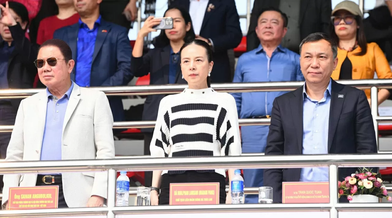 Chủ tịch Liên đoàn bóng đá Việt Nam Trần Quốc Tuấn; Chủ tịch Liên đoàn bóng đá Thái Lan Nualphan Lamsam dự khán trận giao hữu. (Ảnh:Thành Long)