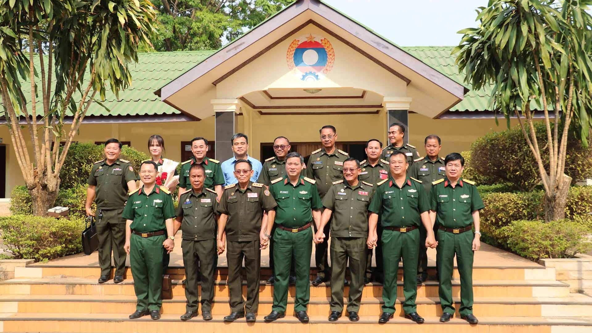 tu lenh quan khu 5 chuc tet bunpimay tai lao