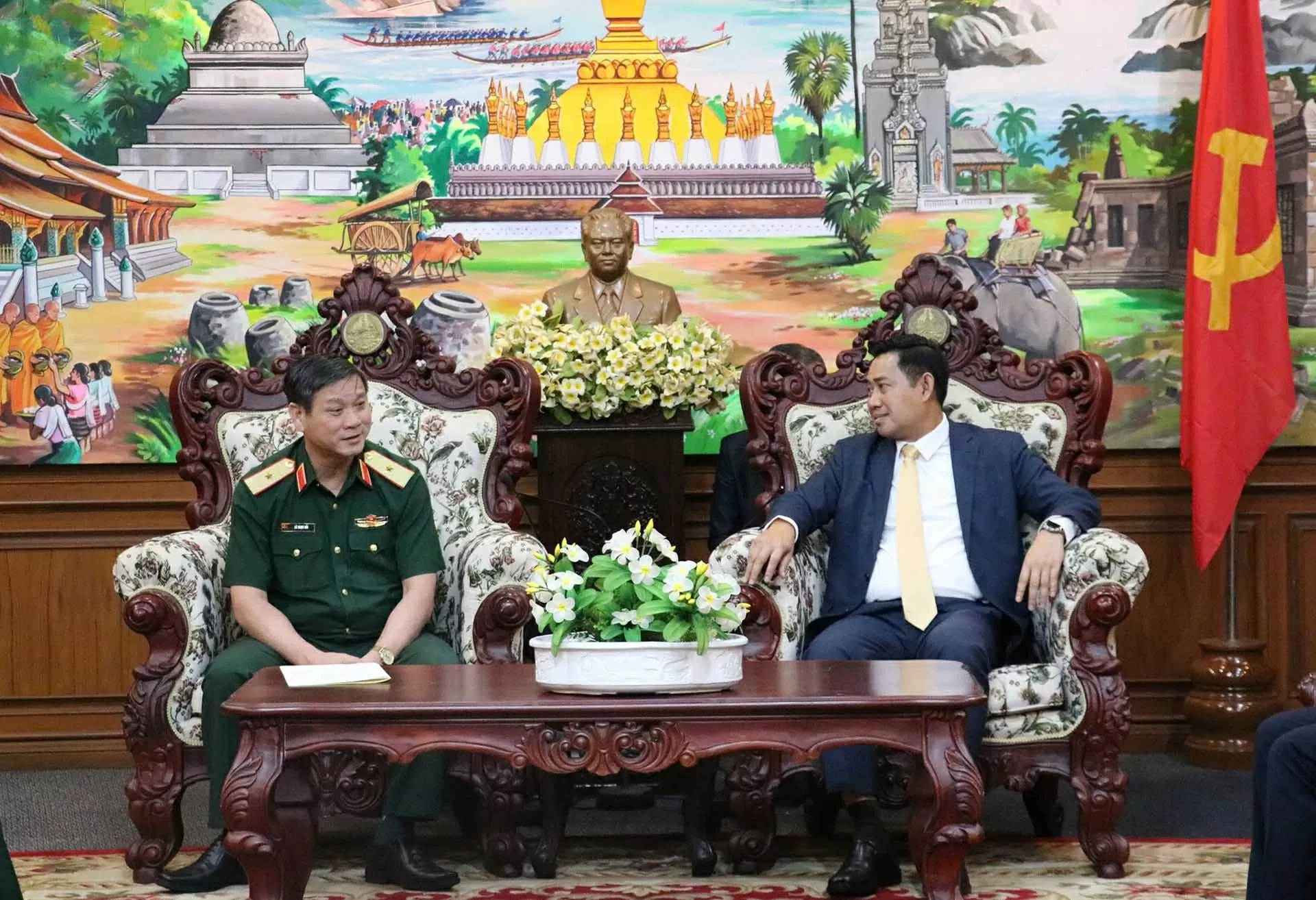 Tư lệnh Quân khu 5 chúc Tết Bunpimay tại Lào