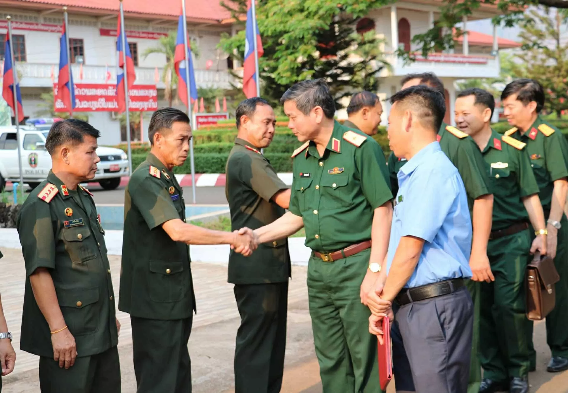 Tư lệnh Quân khu 5 chúc Tết Bunpimay tại Lào