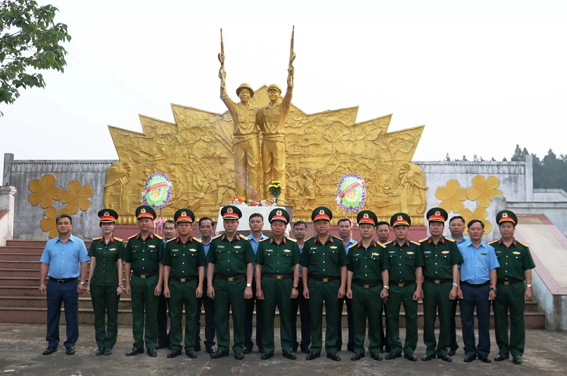 Tư lệnh Quân khu 5 chúc Tết Bunpimay tại Lào Tư lệnh Quân khu 5 chúc Tết Bunpimay tại Lào