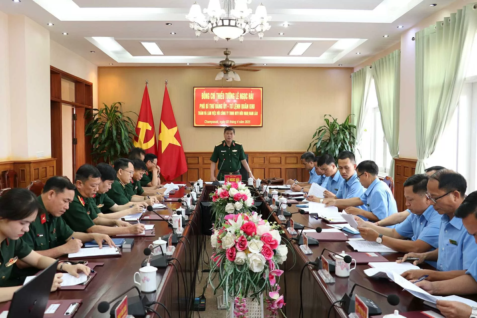 Tư lệnh Quân khu 5 chúc Tết Bunpimay tại Lào