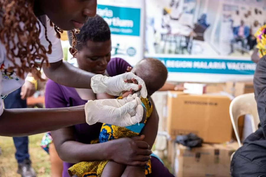 Một nhân viên y tế chuẩn bị tiêm một liều vaccine sốt rét cho một đứa trẻ ở quận Apac, Uganda, ngày 2/4. (Nguồn: UNICEF) Một nhân viên y tế chuẩn bị tiêm một liều vaccine sốt rét cho một đứa trẻ ở quận Apac, Uganda, ngày 2/4. (Nguồn: UNICEF)