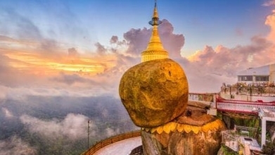Động đất rung chuyển Myanmar, hòn đá dát vàng nghìn năm vẫn đứng vững