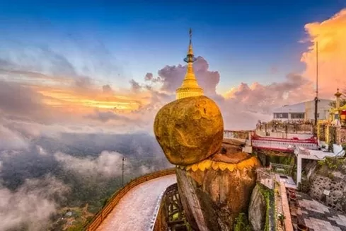Hòn đá dát vàng của ngôi chùa cổ vững vàng trong động đất tại Myanmar Hòn đá dát vàng của ngôi chùa cổ vững vàng trong động đất tại Myanmar