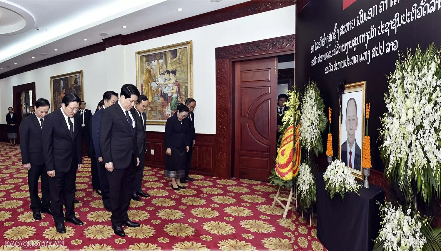 Lãnh đạo Việt Nam viếng và ghi sổ tang tưởng niệm đồng chí Khamtay Siphandone tại Hà Nội