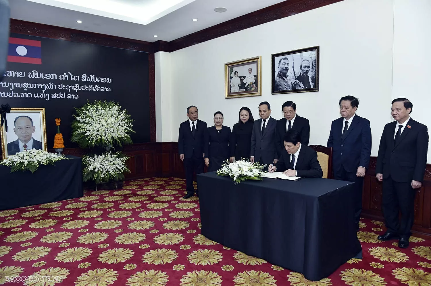 Lãnh đạo Việt Nam viếng và ghi sổ tang tưởng niệm đồng chí Khamtay Siphandone tại Hà Nội