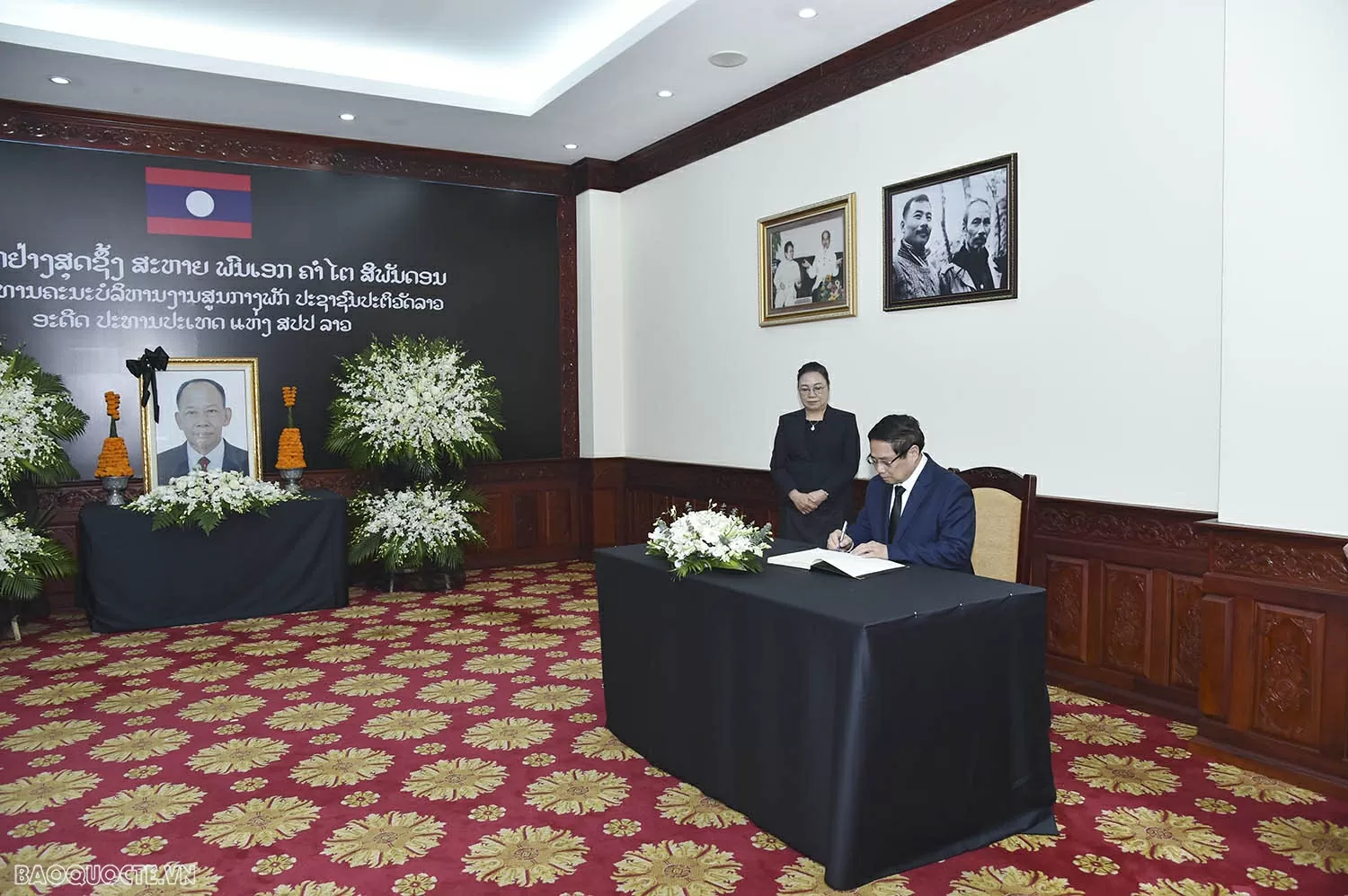 Lãnh đạo Việt Nam viếng và ghi sổ tang tưởng niệm đồng chí Khamtay Siphandone tại Hà Nội