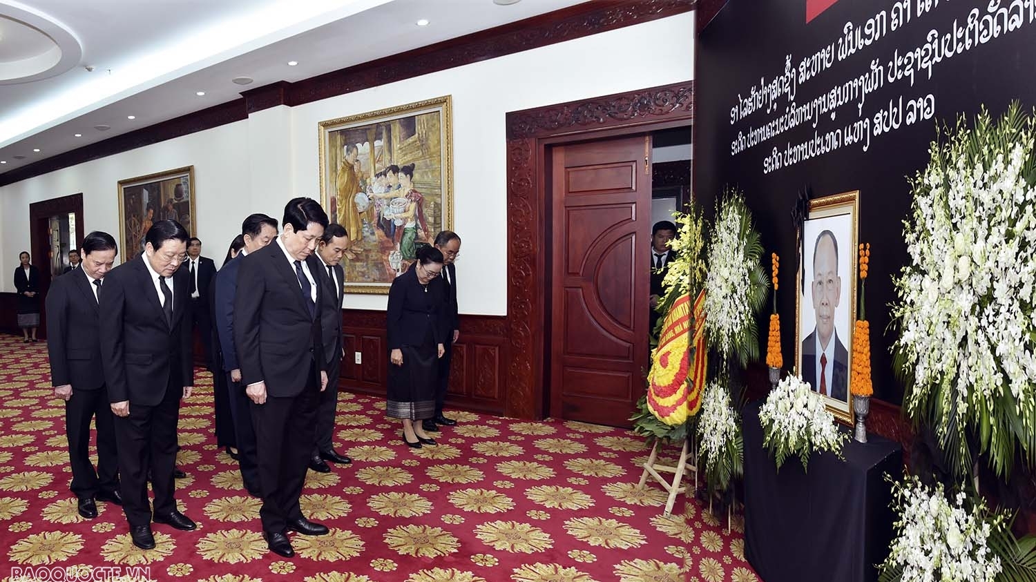 Lãnh đạo Việt Nam viếng và ghi sổ tang tưởng niệm đồng chí Khamtay Siphandone tại Hà Nội