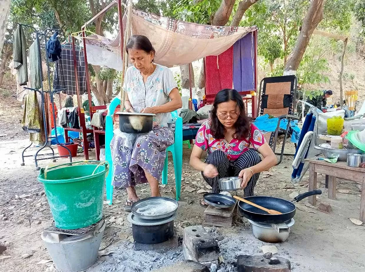 Món quà nhỏ và chiếc lá cờ đoàn Việt Nam dành tặng người bạn Myanmar. (ảnh: Vũ Hùng)