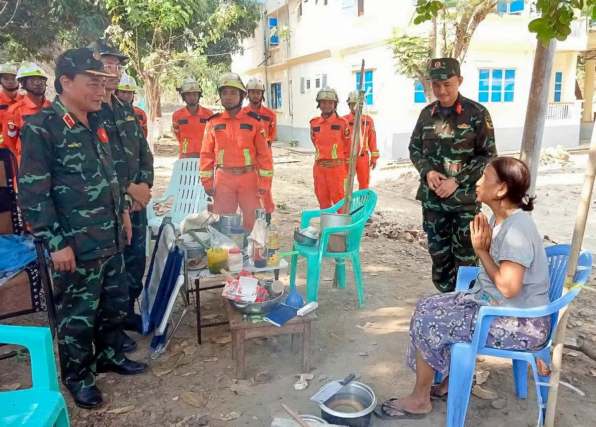 Món quà nhỏ và lá cờ Việt Nam trên căn nhà tạm ở Myanmar