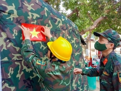 Món quà nhỏ và lá cờ Việt Nam trên căn nhà tạm ở Myanmar