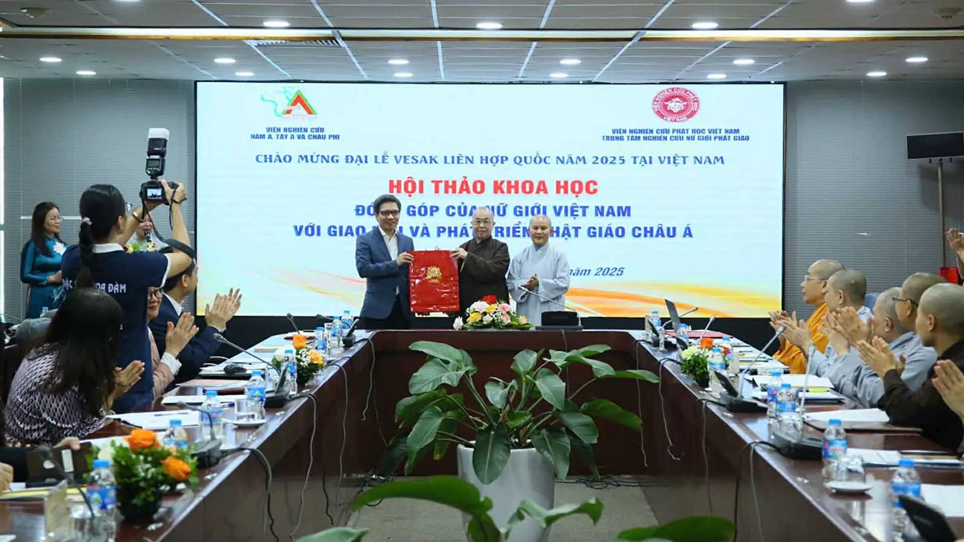 'Đóng góp của nữ giới Việt Nam với giao lưu và phát triển Phật giáo châu Á' 'Đóng góp của nữ giới Việt Nam với giao lưu và phát triển Phật giáo châu Á'