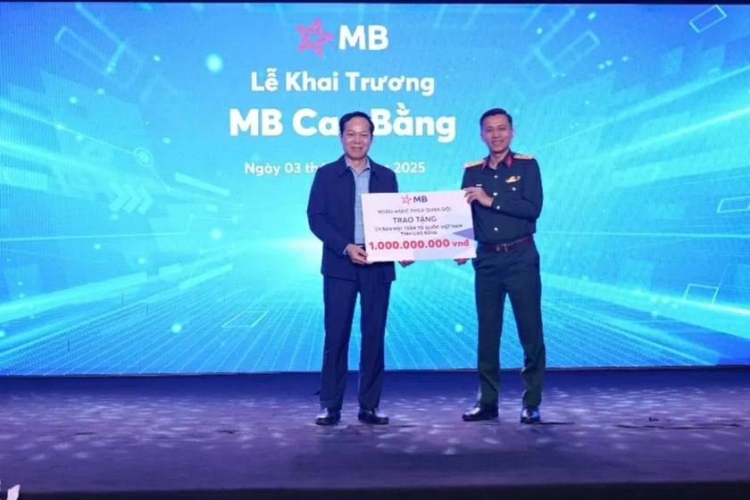 Lãnh đạo MB trao tặng số tiền 1 tỷ đồng tới Ủy ban Mặt trận Tổ quốc tỉnh Cao Bằng. Lãnh đạo MB trao tặng số tiền 1 tỷ đồng tới Ủy ban Mặt trận Tổ quốc tỉnh Cao Bằng.