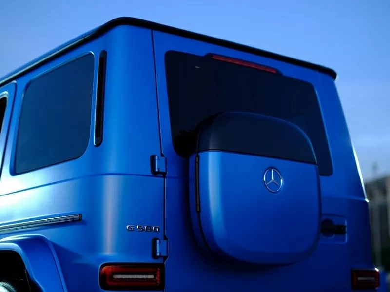 Vị trí lốp dự phòng trên G 580 EQ Edition One đã được thay thế bằng hộp đựng cáp sạc