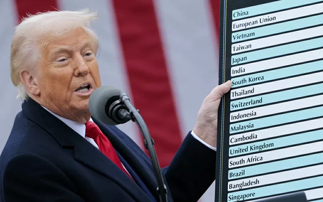 Tổng thống Donald Trump tuyên bố mức thuế 31% đối với hàng nhập khẩu từ Nam Phi vào Mỹ. (Nguồn: RNZ) Tổng thống Donald Trump tuyên bố mức thuế 31% đối với hàng nhập khẩu từ Nam Phi vào Mỹ. (Nguồn: RNZ)