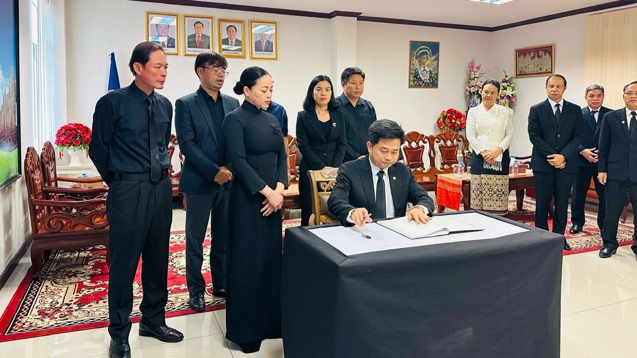 Tổng lãnh sự quán Việt Nam tại Khon Kaen, Thái Lan viếng và ghi sổ tang đồng chí Đại tướng Khamtay Siphandone