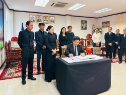 Tổng lãnh sự quán Việt Nam tại Khon Kaen, Thái Lan viếng và ghi sổ tang đồng chí Đại tướng Khamtay Siphandone