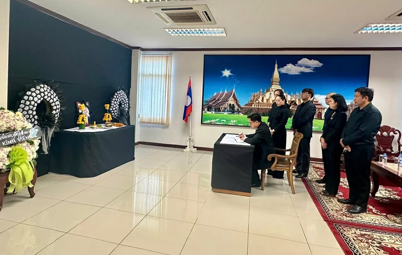 Tổng lãnh sự quán Việt Nam tại Khon Kaen, Thái Lan viếng đồng chí Khamtay Siphandone Tổng lãnh sự quán Việt Nam tại Khon Kaen, Thái Lan viếng đồng chí Khamtay Siphandone