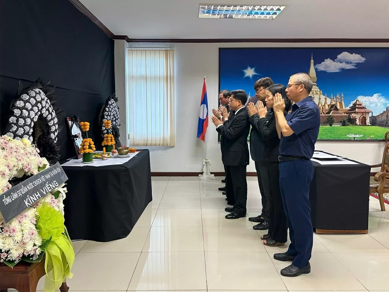 Tổng lãnh sự quán Việt Nam tại Khon Kaen, Thái Lan viếng đồng chí Khamtay Siphandone