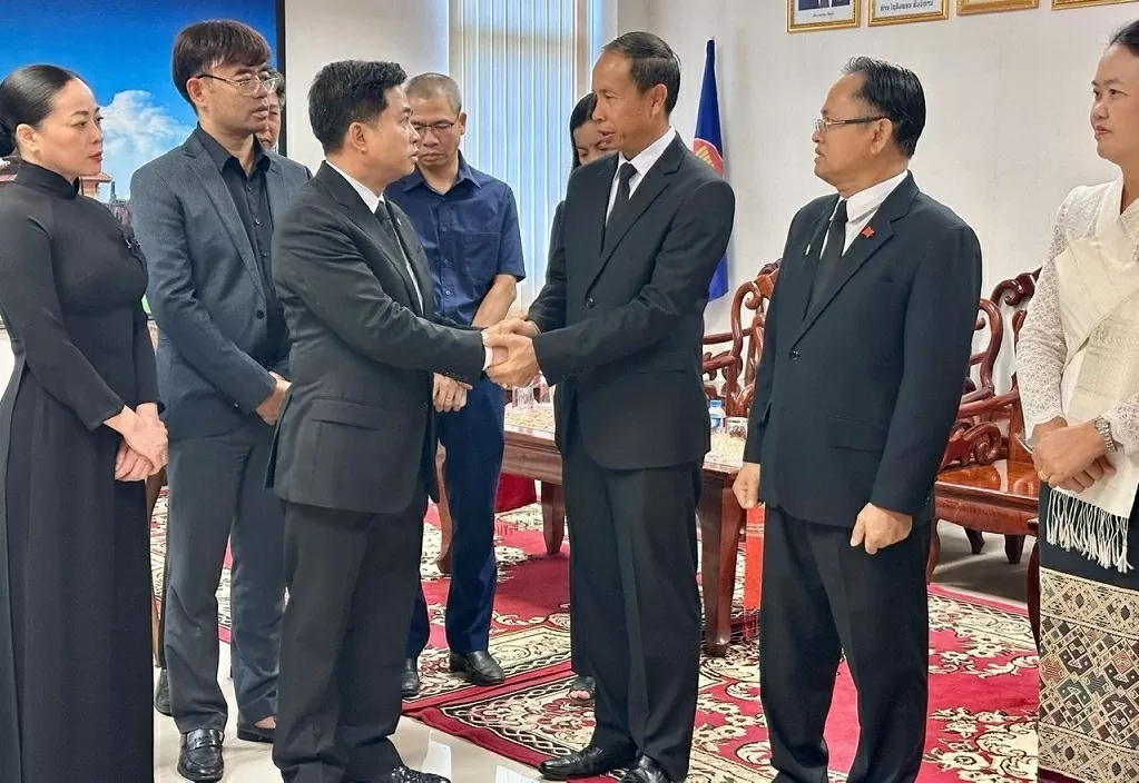 Tổng lãnh sự quán Việt Nam tại Khon Kaen, Thái Lan viếng đồng chí Khamtay Siphandone Tổng lãnh sự quán Việt Nam tại Khon Kaen, Thái Lan viếng đồng chí Khamtay Siphandone