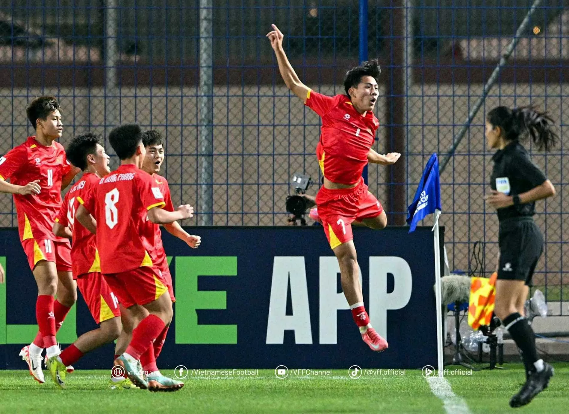 Cầu thủ U17 Việt Nam 'xé lưới' Australia, giúp đội nhà cầm hoà