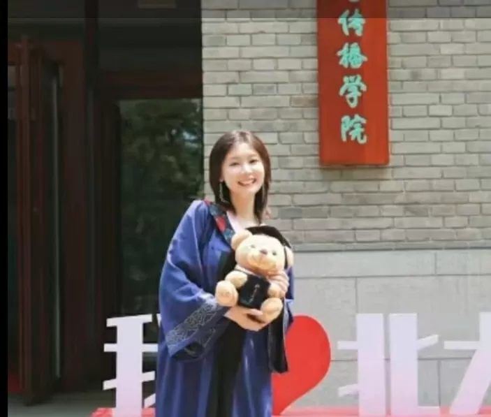 Nữ thạc sĩ báo chí chọn làm phụ vụ tại căng tin trường thay vì theo đuổi nghề báo Nữ thạc sĩ báo chí chọn làm phụ vụ tại căng tin trường thay vì theo đuổi nghề báo