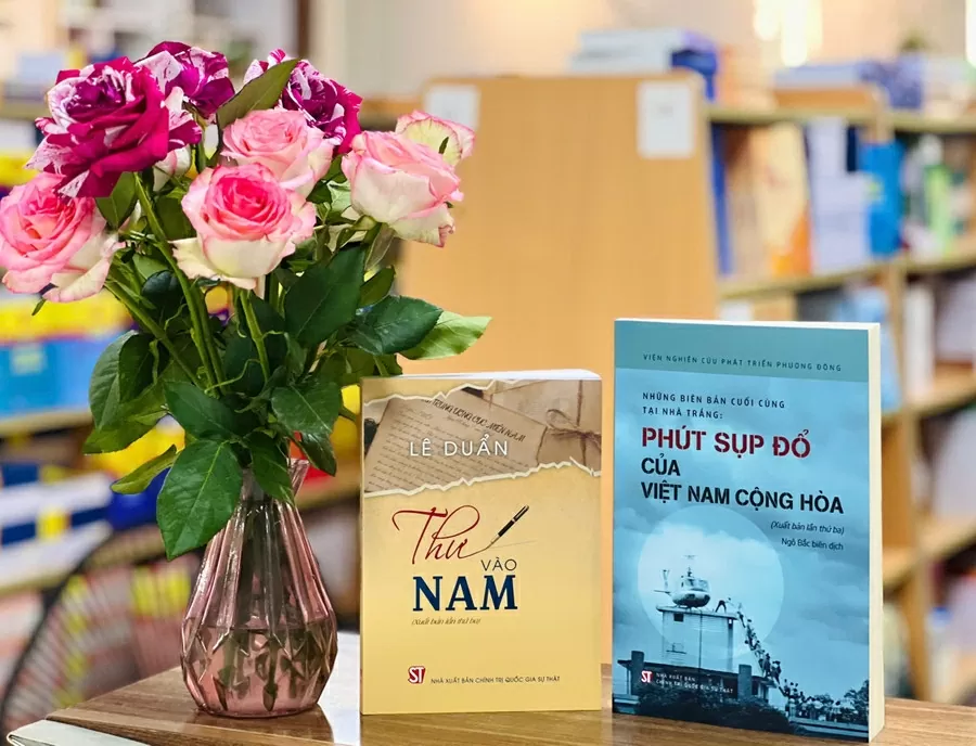 Xuất bản cuốn sách “Những biên bản cuối cùng tại Nhà Trắng: Phút sụp đổ của Việt Nam Cộng hòa” do Ngô Bắc biên dịch cùng cuốn sách “Thư vào Nam” của Tổng Bí thư Lê Duẩn. Ảnh: Báo Giáo dục & Thời đại